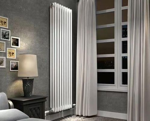 Antieke en luxueuze decoratieve gietijzeren radiator voor centrale verwarming van huishoudelijk water